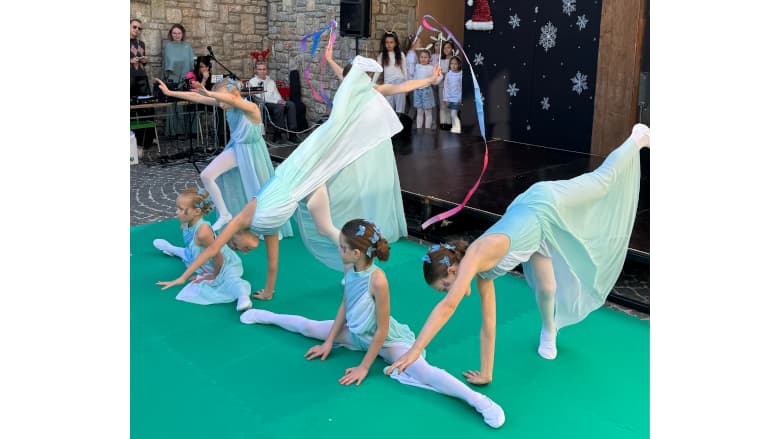 Новогодняя благотворительная ярмарка TOPLA ZIMA 2025