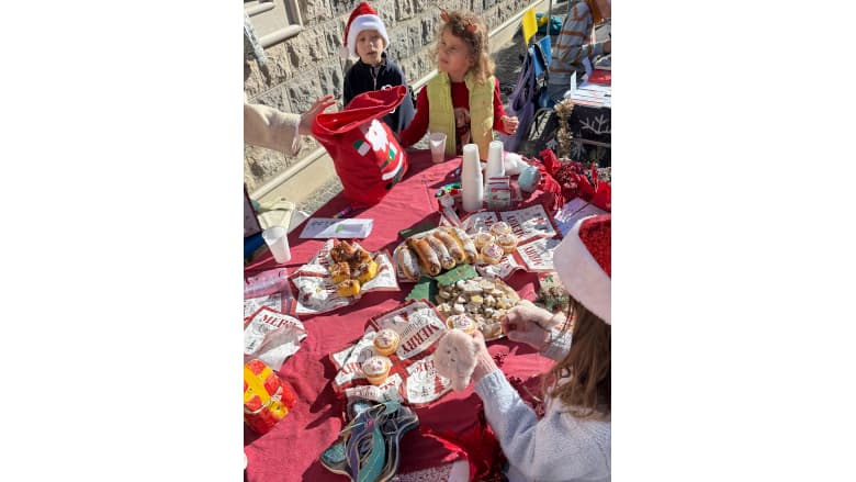 Новогодняя благотворительная ярмарка TOPLA ZIMA 2025