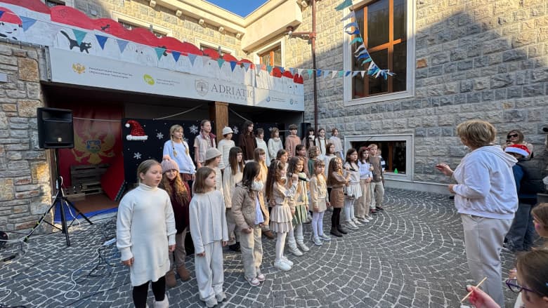 Новогодняя благотворительная ярмарка TOPLA ZIMA 2025