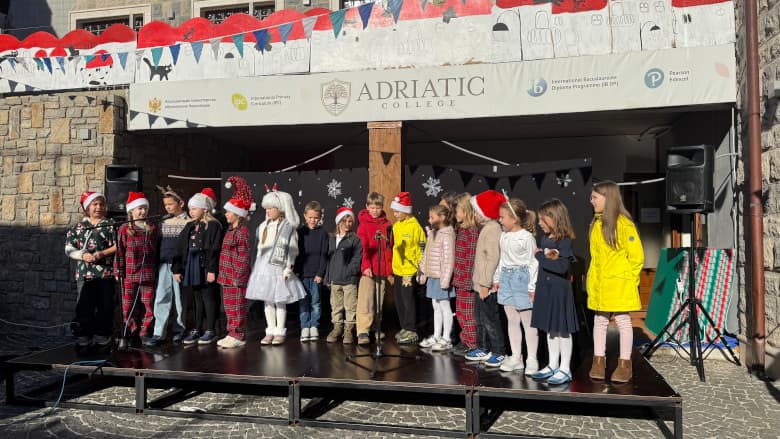 Новогодняя благотворительная ярмарка TOPLA ZIMA 2025