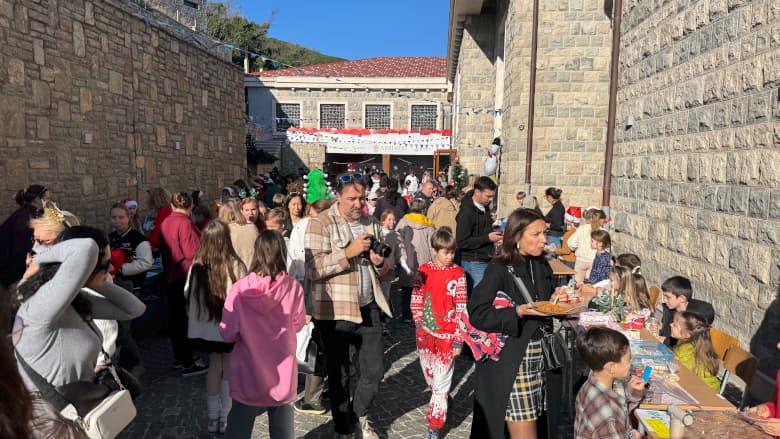 Новогодняя благотворительная ярмарка TOPLA ZIMA 2025